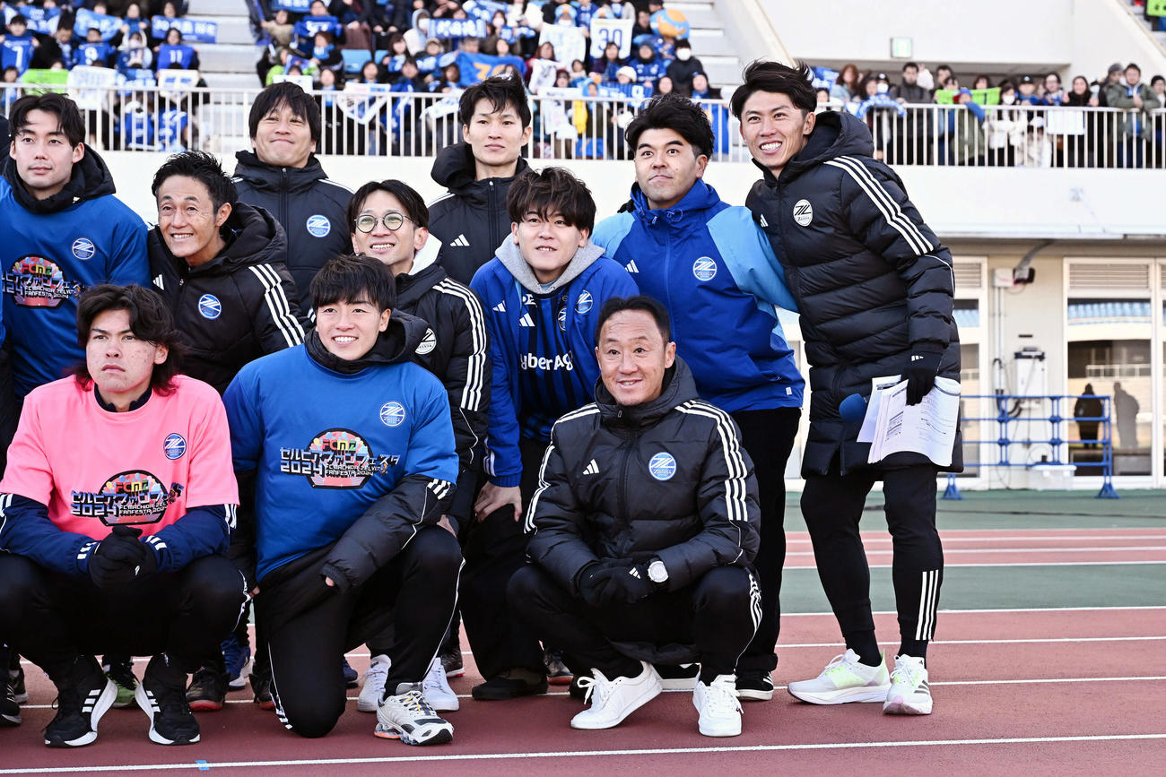 ゼルビアファンフェスタ2024を終え記念撮影する町田黒田監督（前列右）ら（撮影・滝沢徹郎）