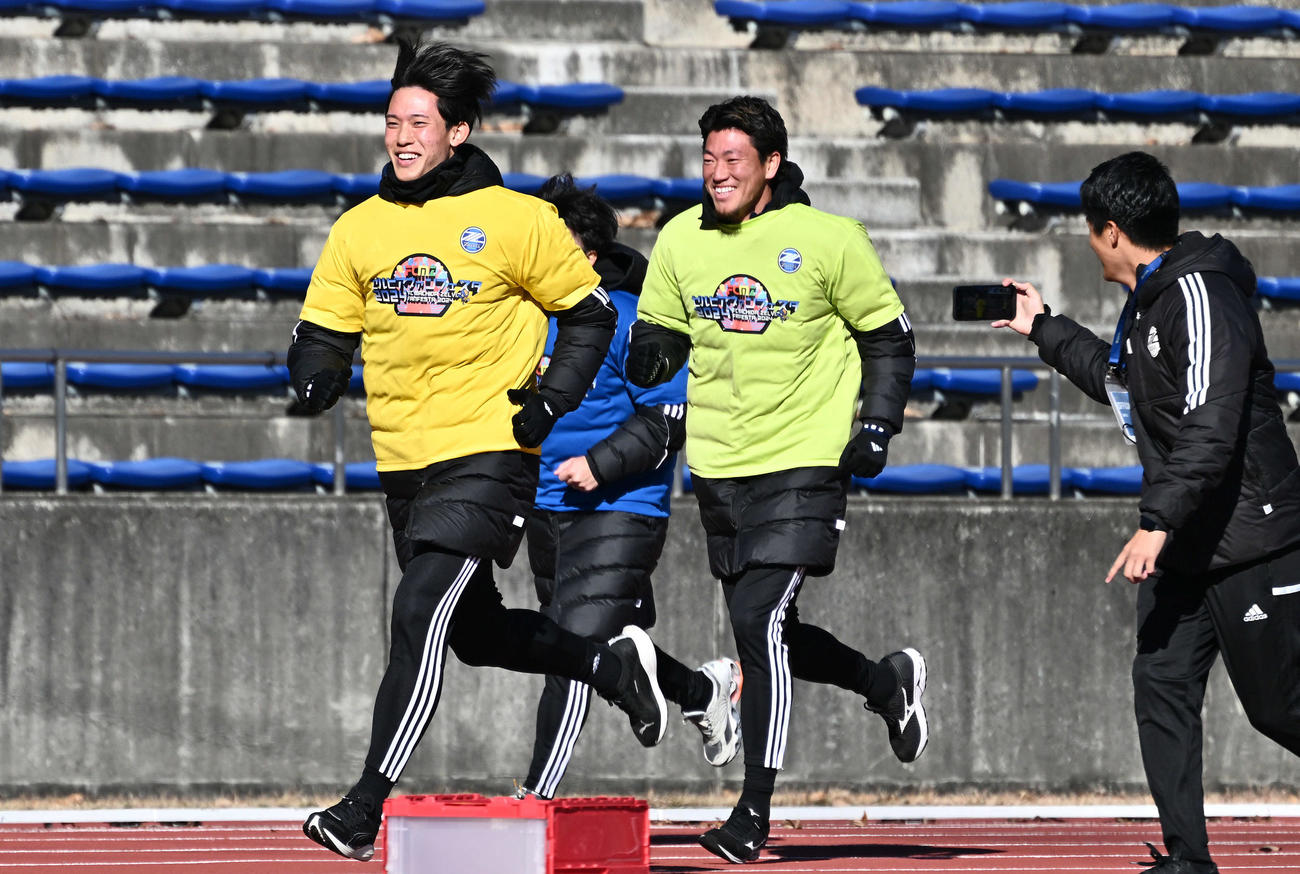障害物レースに臨む町田GK谷（左）ら（撮影・滝沢徹郎）
