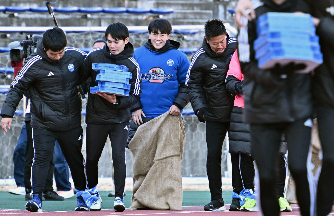 障害物レースに臨む町田相馬（後方中央）（撮影・滝沢徹郎）