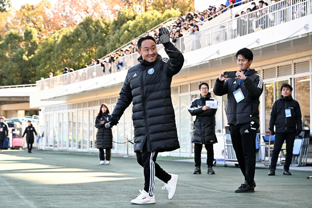 サポーターに手を振り登場した町田黒田監督（撮影・滝沢徹郎）