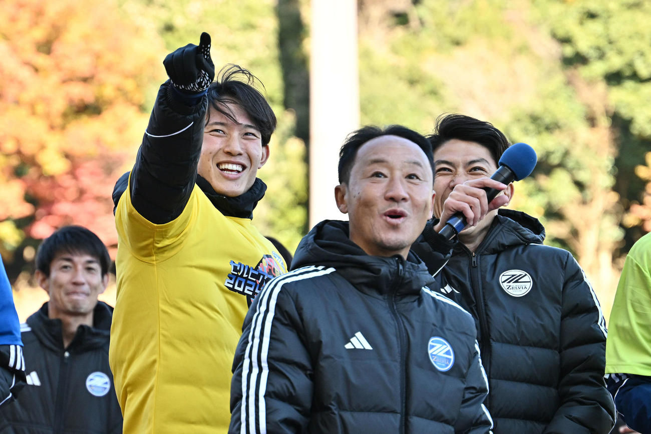 笑顔でスタンド席を指さす町田GK谷（左）と黒田監督（中央）（撮影・滝沢徹郎）