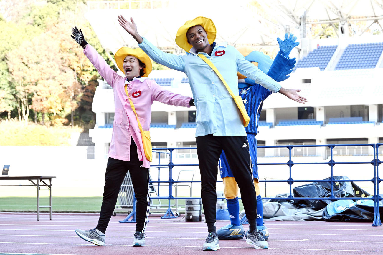 幼児に仮装してダンスを披露した町田芦部（左）と望月（撮影・滝沢徹郎）