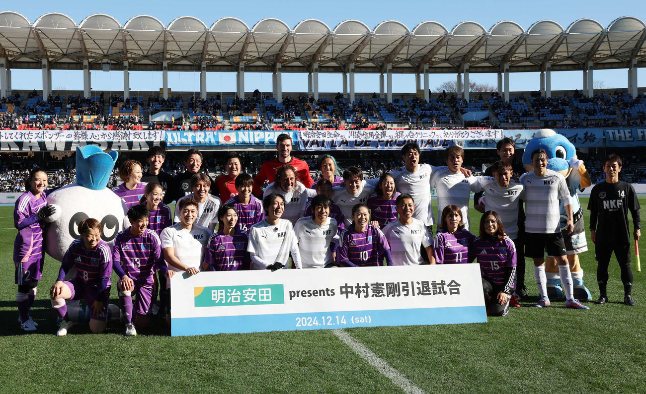 中村憲剛引退試合　エキシビションマッチ　なでしこフレンズ対ケンゴフレンズ　試合前、記念撮影する中村憲剛（中央）と澤穂希（同右）ら選手たち（撮影・宮地輝）