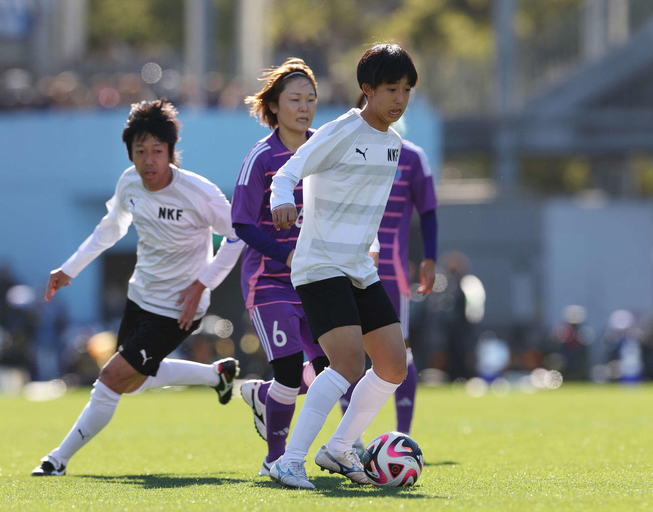 中村憲剛引退試合　エキシビションマッチ　なでしこフレンズ対ケンゴフレンズ　ボールをキープする中村龍剛。左は中村憲剛（撮影・宮地輝）