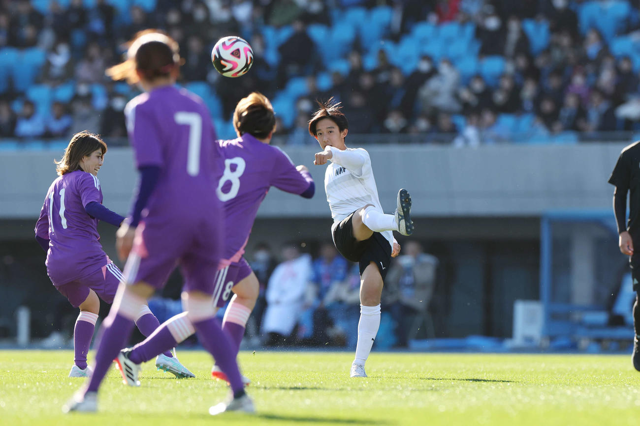 中村憲剛引退試合　エキシビションマッチ　なでしこフレンズ対ケンゴフレンズ　パスを出す中村龍剛（撮影・宮地輝）