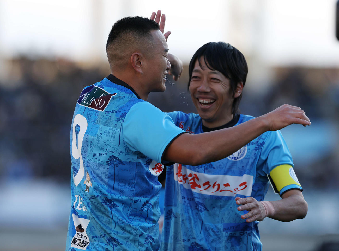 中村憲剛引退試合　KAWASAKIフレンズ　ブルー対ホワイト　ゴールを決め中村憲剛（右）と喜ぶ鄭大世（撮影・宮地輝）