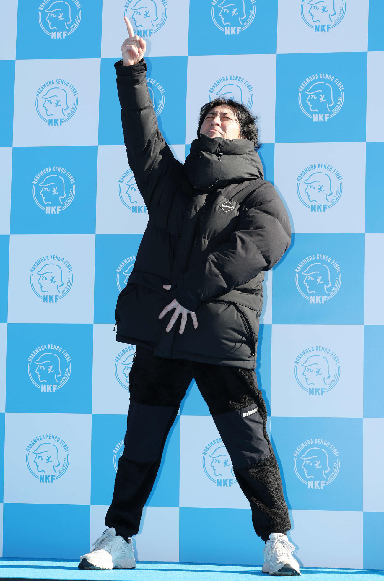 中村憲剛引退試合　ブルーカーペットでポーズをとる矢部浩之（撮影・宮地輝）