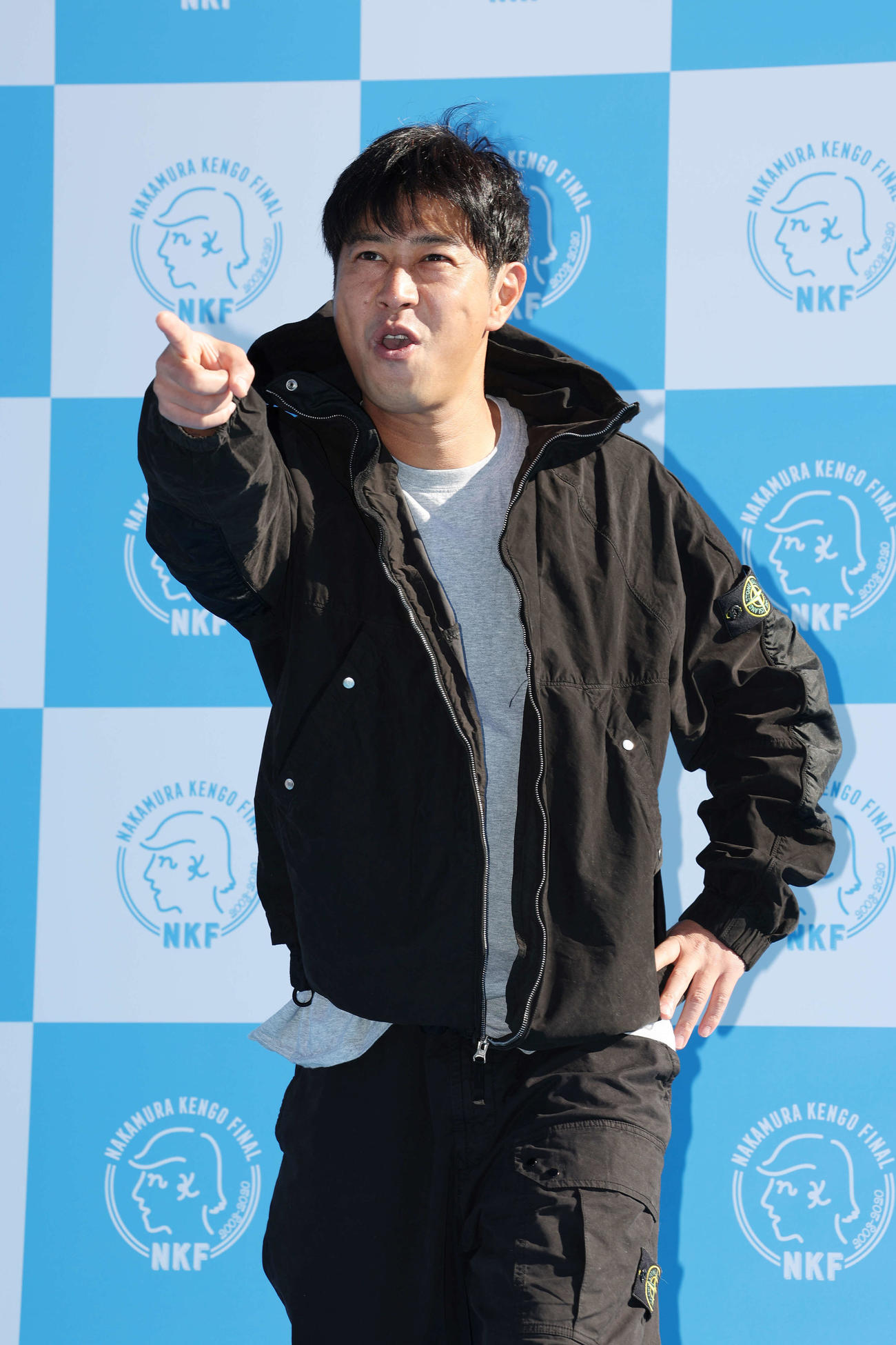 中村憲剛引退試合　ブルーカーペットで「サンキュー」ポーズをとる尾形貴弘（撮影・宮地輝）