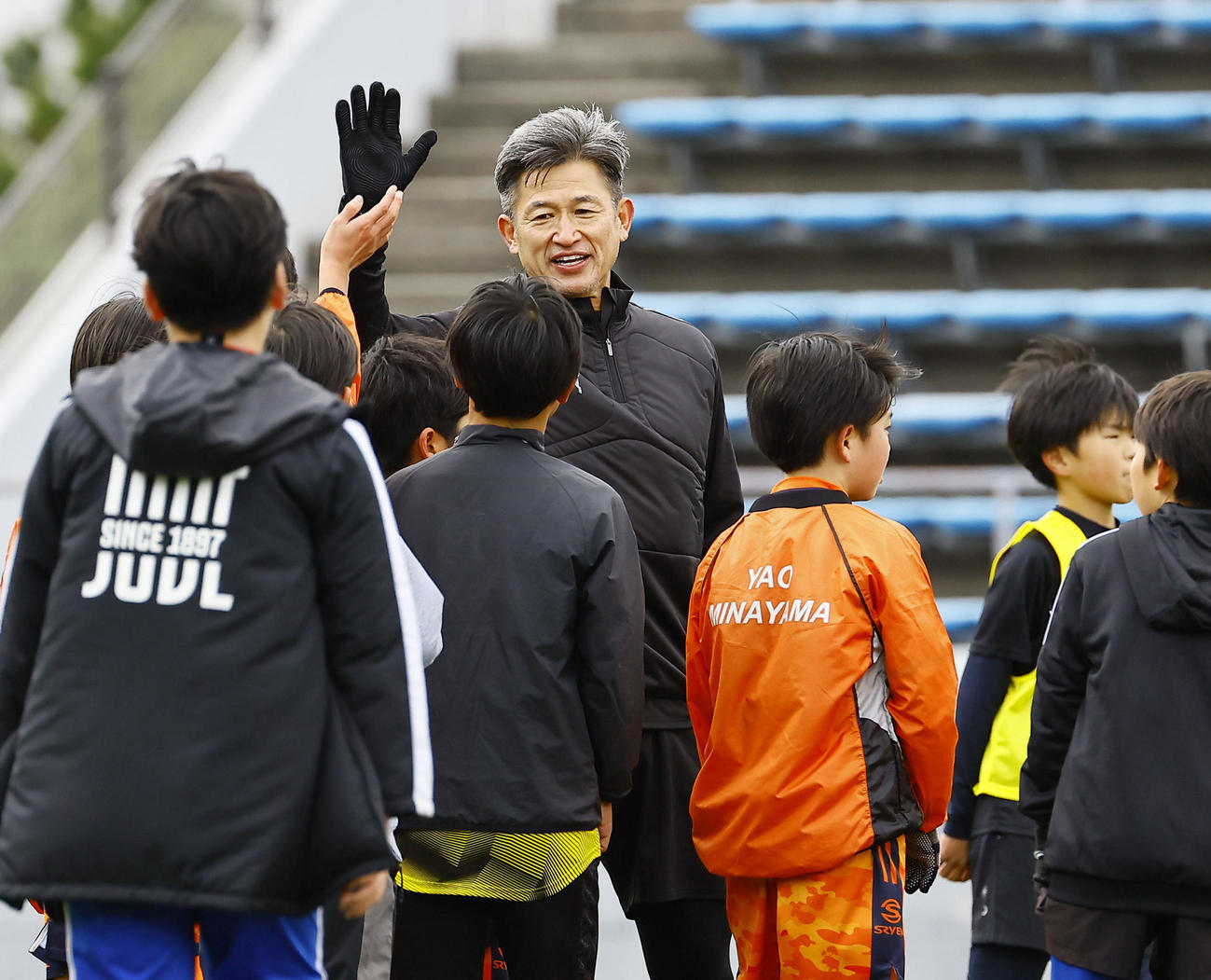 サッカートレーニング体験イベントで、子どもたちとタッチを交わす鈴鹿三浦（撮影・藤尾明華）