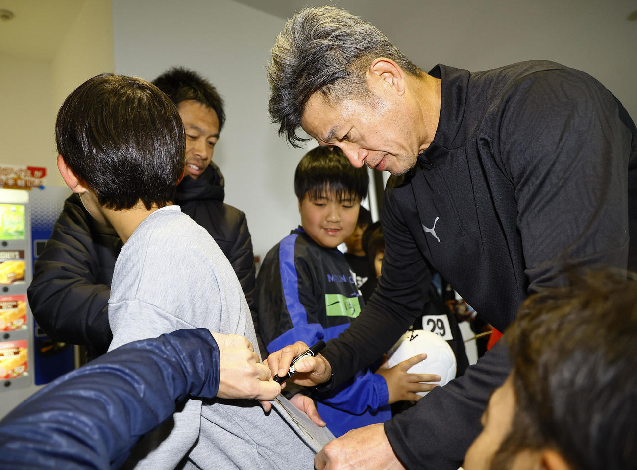 サッカートレーニング体験イベントで、子どもたちにサインをする鈴鹿三浦（撮影・藤尾明華）