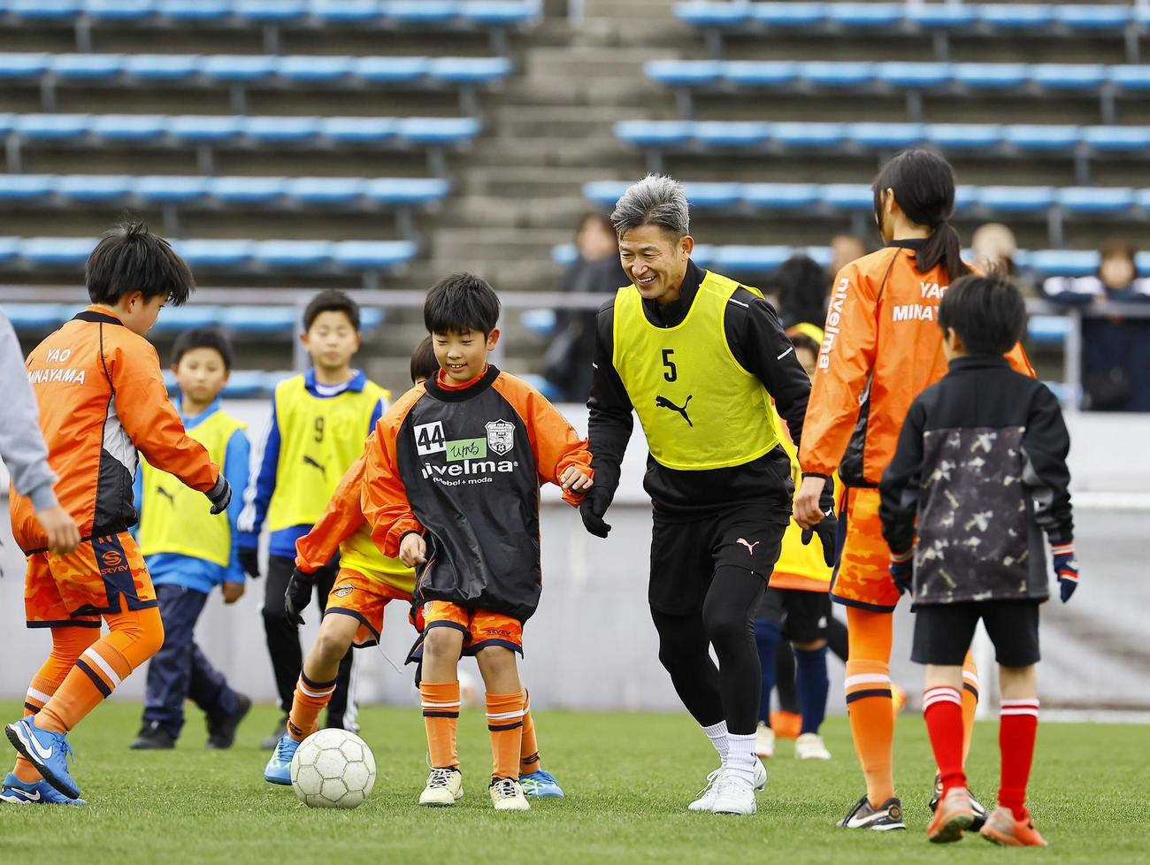 サッカートレーニング体験イベントで子どもたちとミニゲームを行う鈴鹿三浦（撮影・藤尾明華）