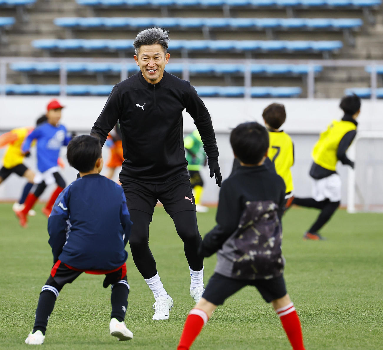 サッカートレーニング体験イベントで子どもたちと駆け回る鈴鹿三浦（撮影・藤尾明華）