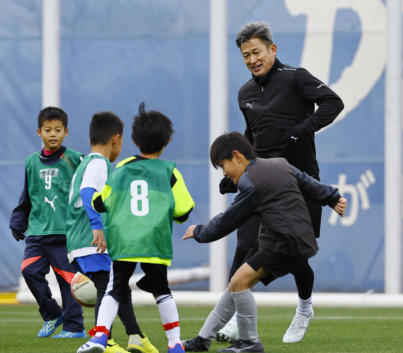 サッカートレーニング体験イベントで、子どもたちとミニゲームを行う鈴鹿三浦（撮影・藤尾明華）