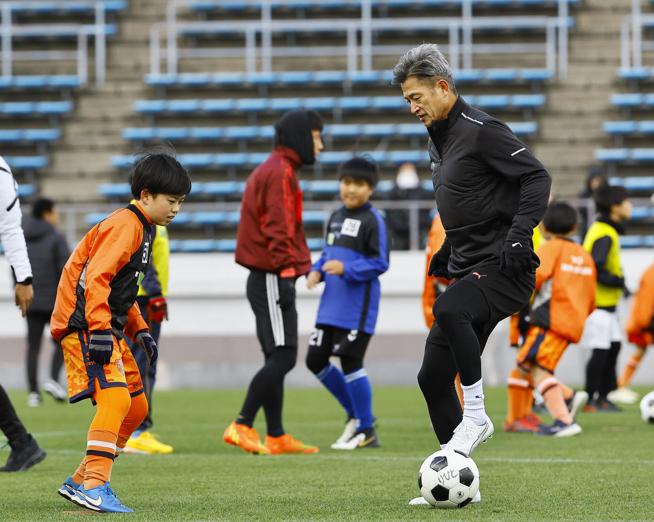 サッカートレーニング体験イベントでドリブルを披露する鈴鹿三浦（撮影・藤尾明華）