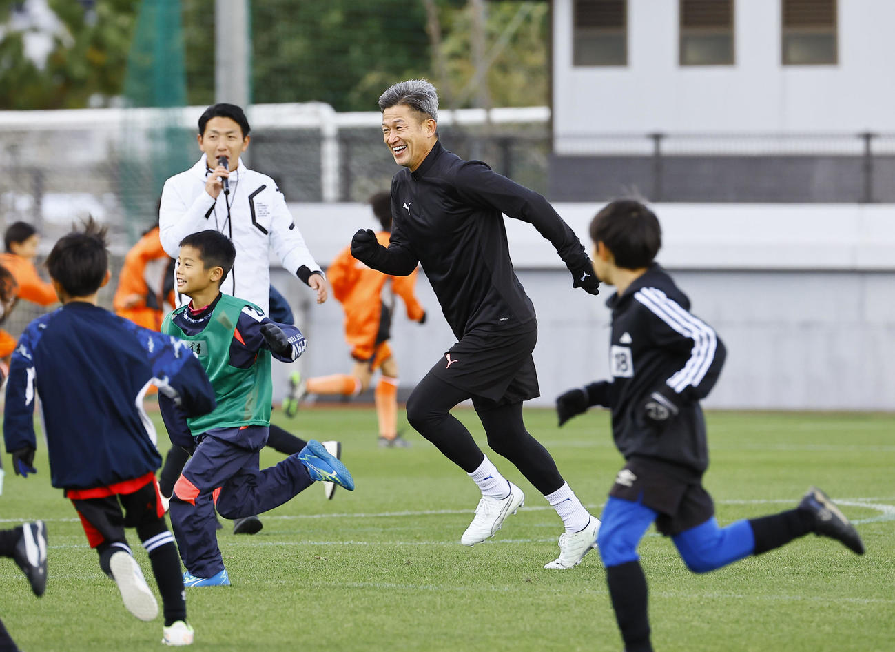 サッカートレーニング体験イベントで子どもたちとピッチを駆け回る鈴鹿三浦（撮影・藤尾明華）