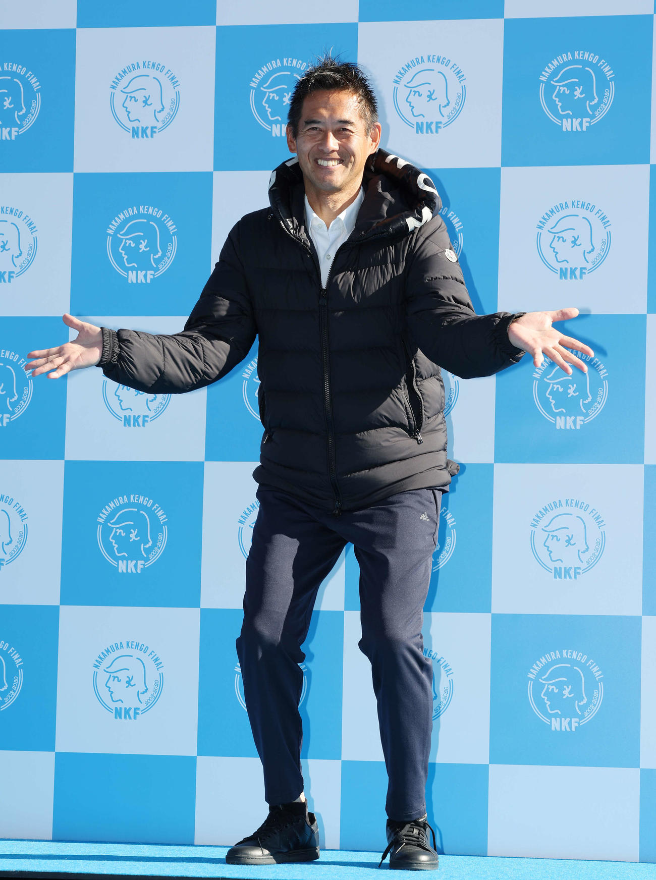 中村憲剛引退試合　ブルーカーペットで「けんござんまい」ポーズをとる川口（撮影・宮地輝）