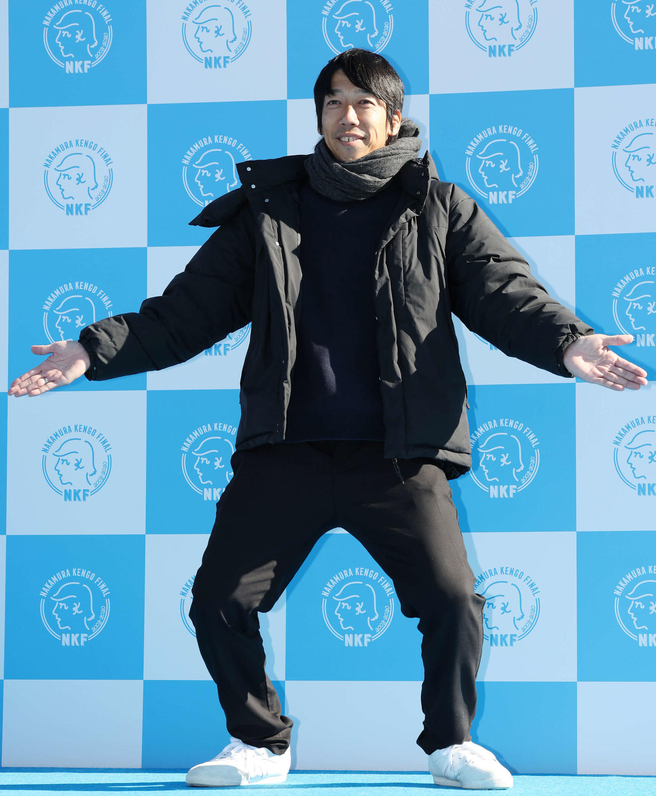 中村憲剛引退試合　ブルーカーペットで「けんござんまい」ポーズをとる中村（撮影・宮地輝）