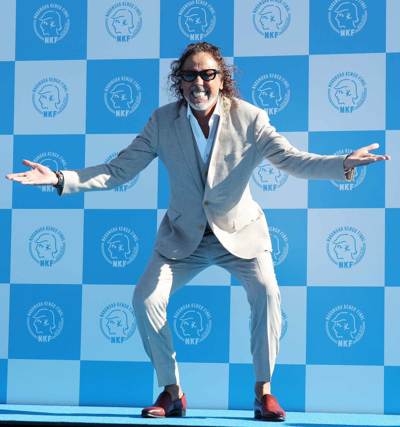 中村憲剛引退試合　ブルーカーペットで「けんござんまい」ポーズをとるラモス瑠偉（撮影・宮地輝）