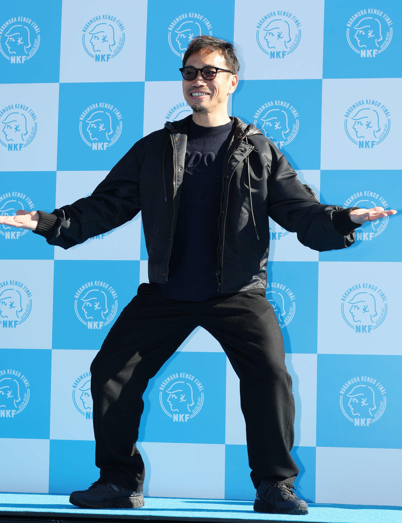 中村憲剛引退試合　ブルーカーペットで「けんござんまい」ポーズをとる長友（撮影・宮地輝）