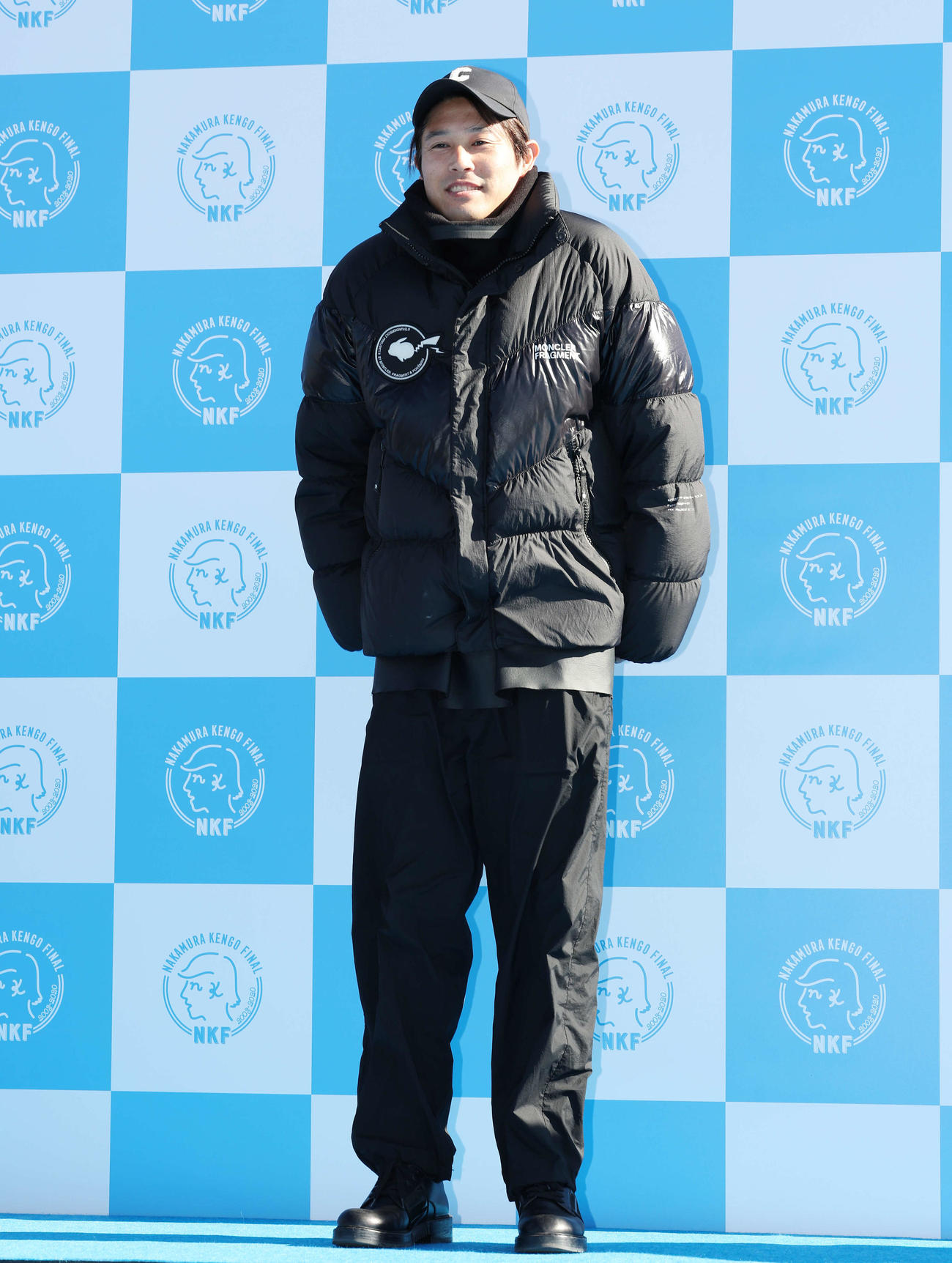 中村憲剛引退試合　ブルーカーペットで笑顔を見せる内田（撮影・宮地輝）