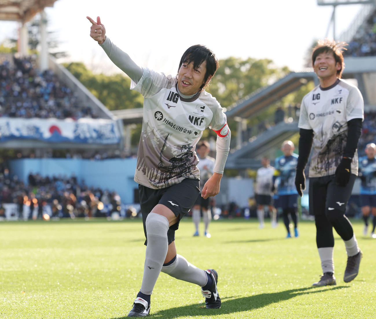 中村憲剛引退試合　JAPANフレンズ　ブルー対ホワイト　PKを決め「サンキュー」とゴールパフォーマンスする中村憲剛（撮影・宮地輝）