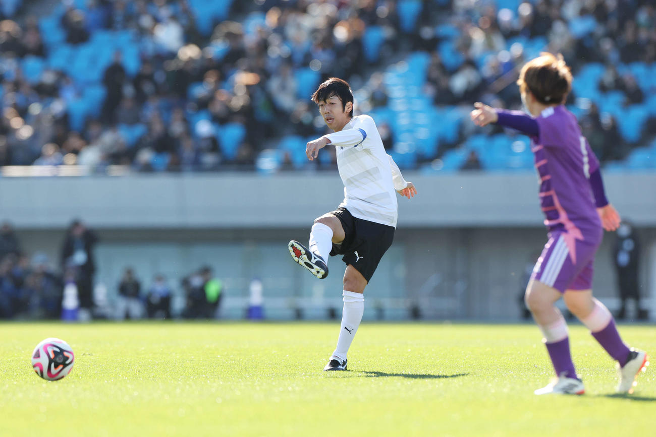 中村憲剛引退試合　エキシビションマッチ　なでしこフレンズ対ケンゴフレンズ　パスを出す中村憲剛（撮影・宮地輝）