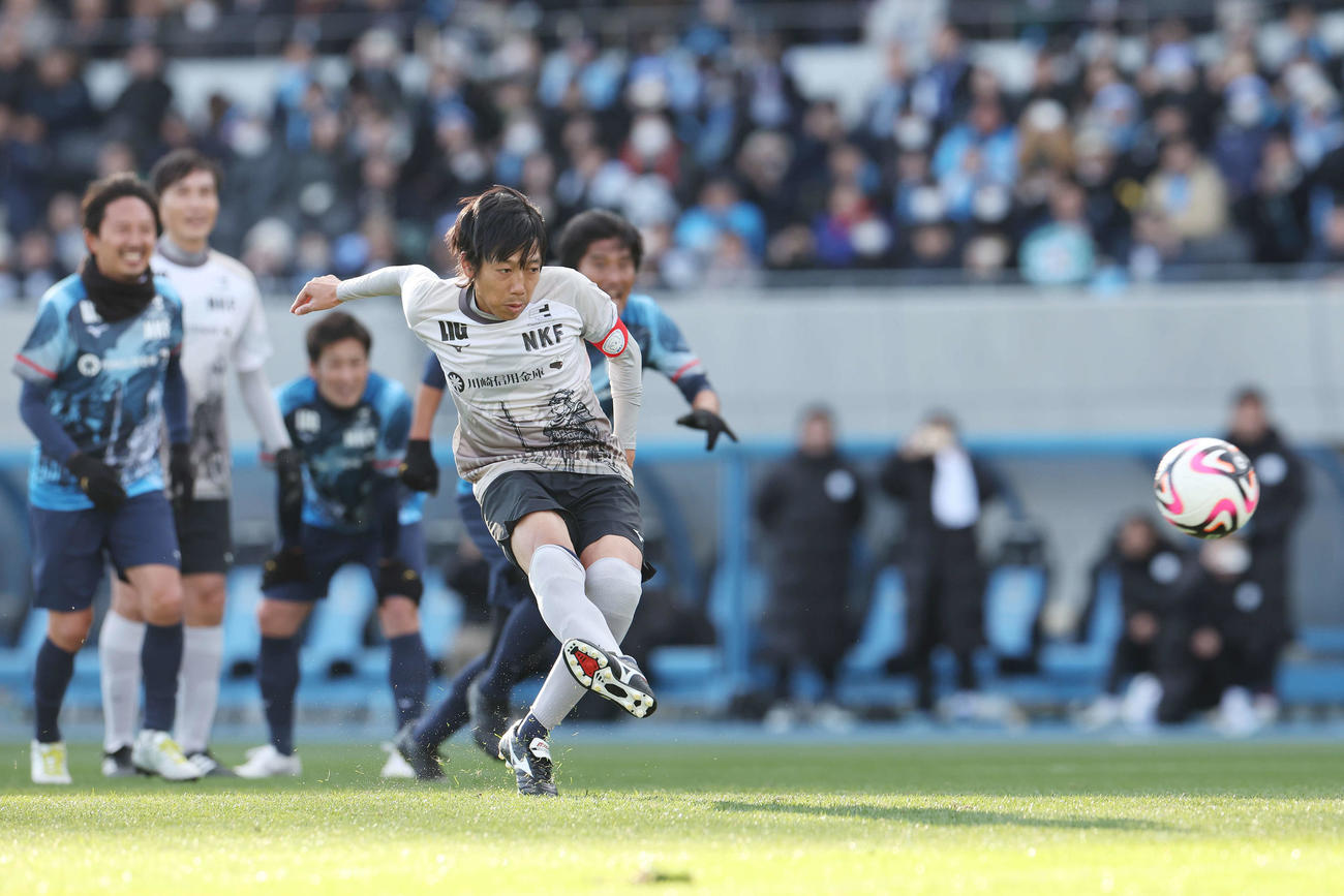 中村憲剛引退試合　JAPANフレンズ　ブルー対ホワイト　PKを決める中村（撮影・宮地輝）