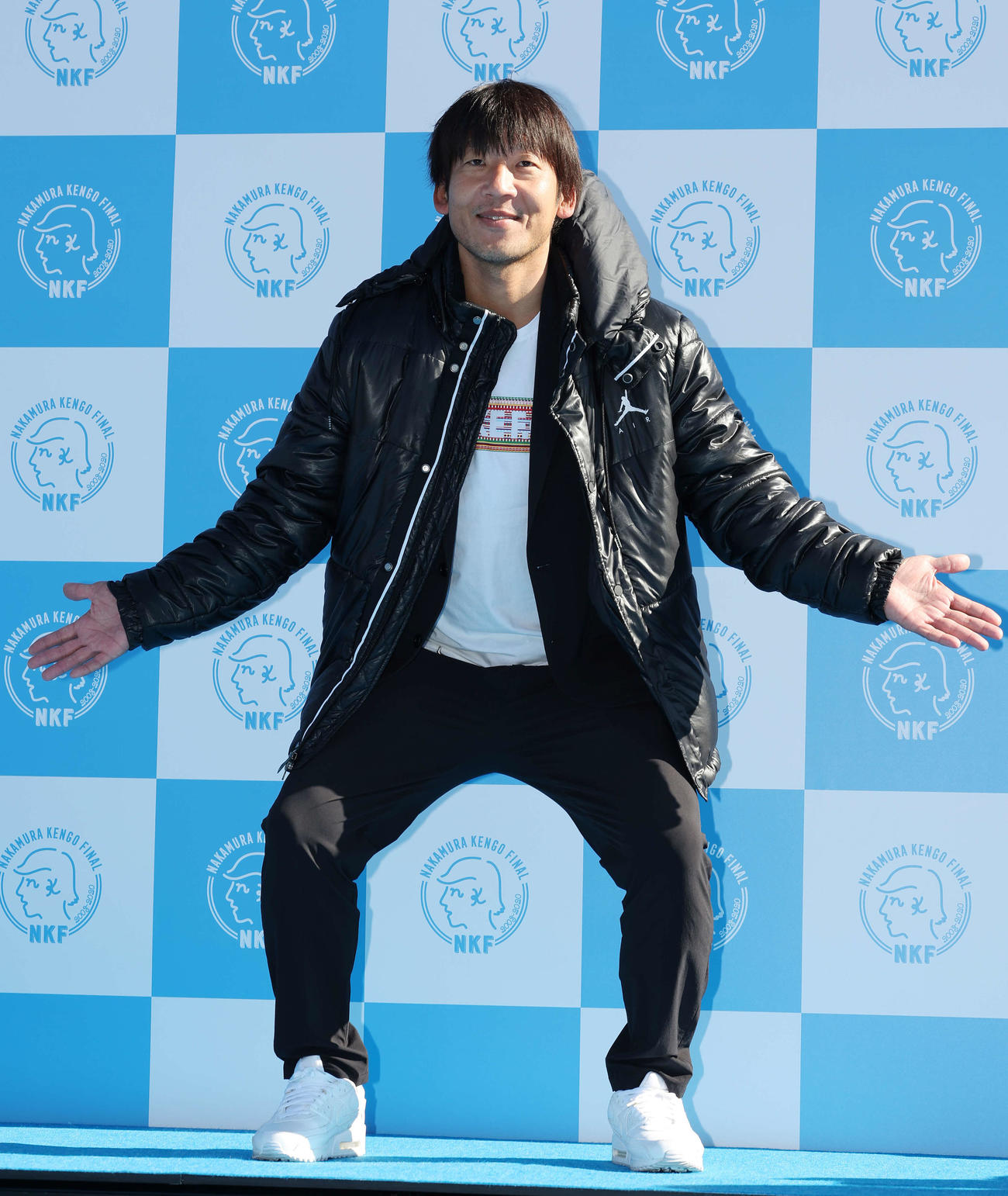 中村憲剛引退試合　ブルーカーペットで「けんござんまい」ポーズをとる大黒（撮影・宮地輝）