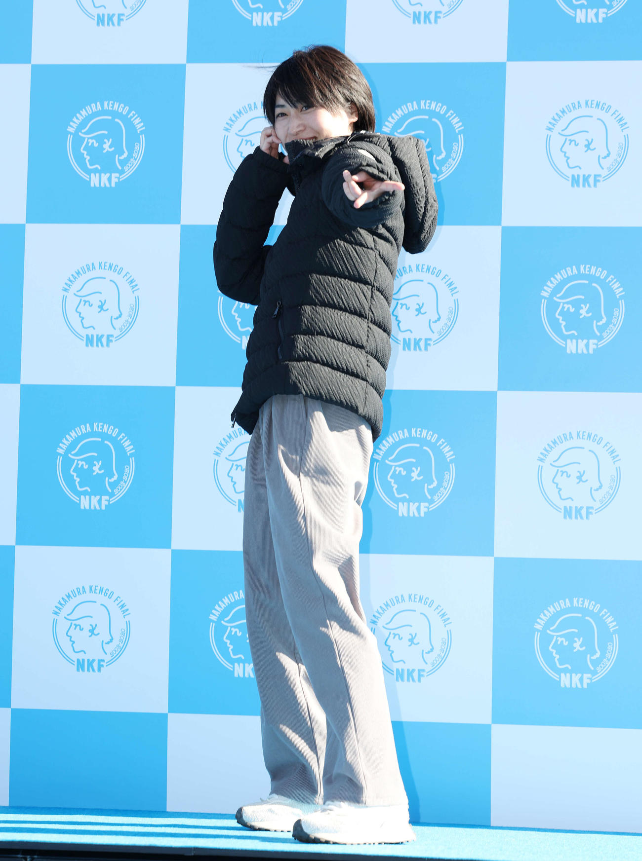 中村憲剛引退試合　ブルーカーペットで笑顔でポーズをとる田中陽子（撮影・宮地輝）