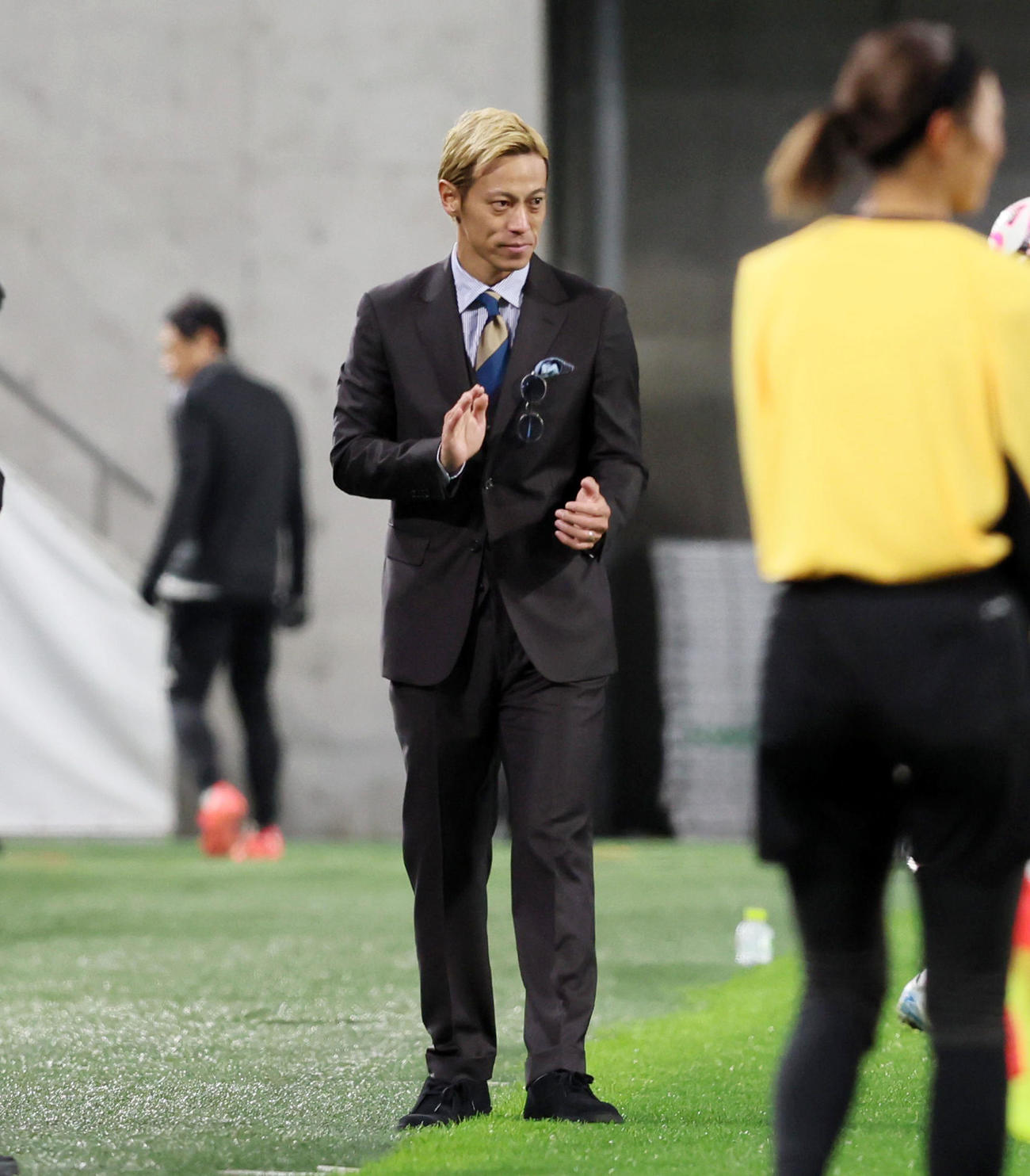 MAKINO JAPAN対KOBE STARS　後半、ベンチ前で指揮を執るMAKINO JAPANの本田監督（撮影・加藤哉）