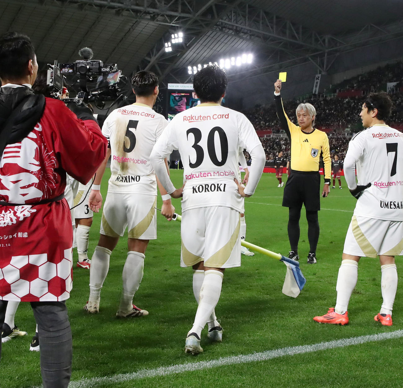 MAKINO JAPAN対KOBE STARS　後半、MAKINO JAPANの槙野はコーナーポールを抜いて大喜びし村上主審からイエローカードを受ける（撮影・加藤哉）
