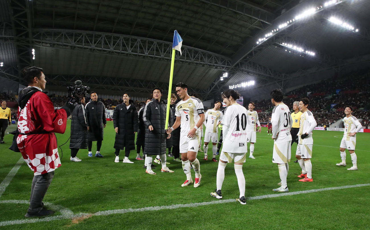 MAKINO JAPAN対KOBE STARS　後半、MAKINO JAPANの槙野は抜いたコーナーポールを元の場所へ戻す。右は妻の高梨臨（撮影・加藤哉）