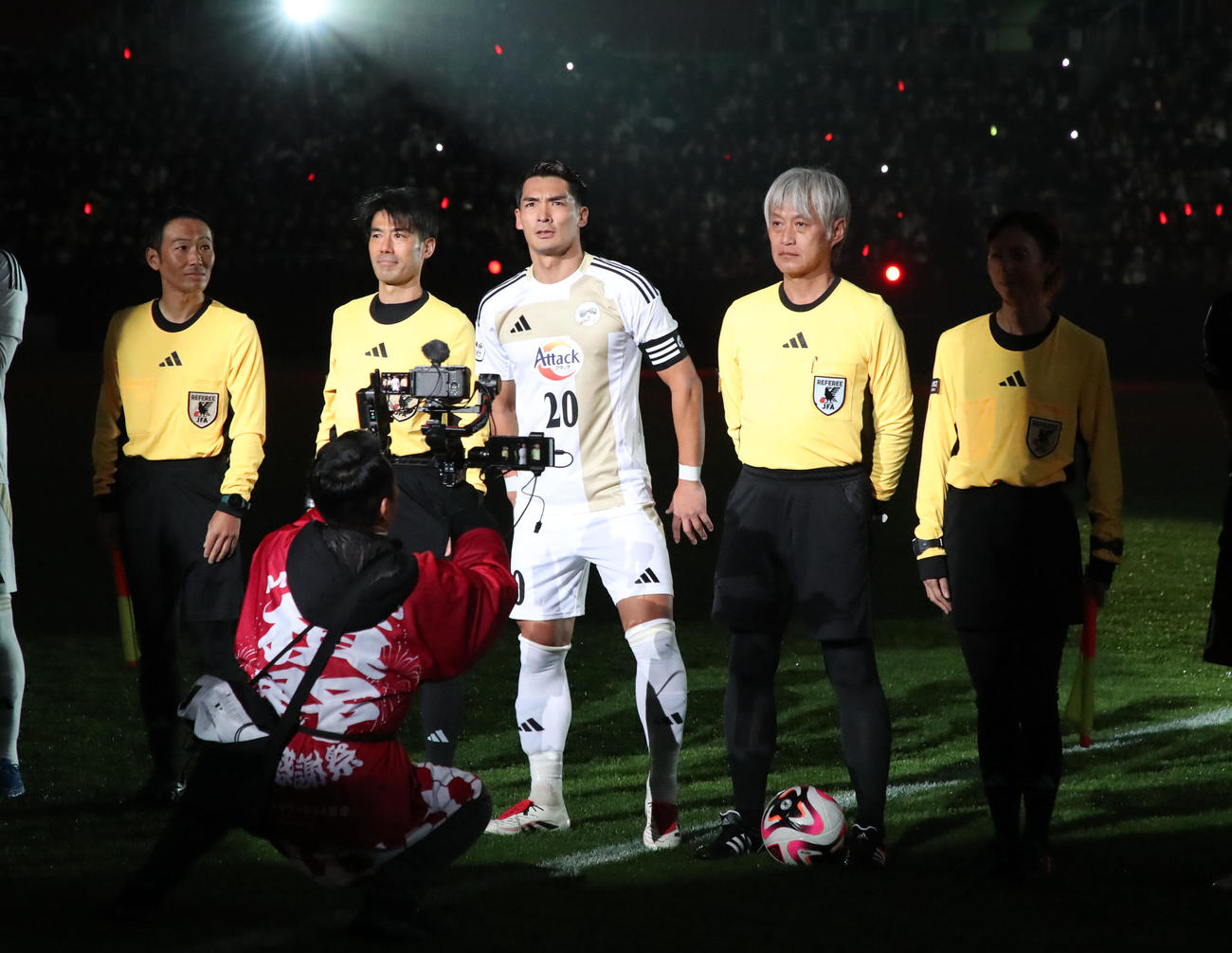MAKINO JAPAN対KOBE STARS　審判と記念写真に納まる槙野（撮影・加藤哉）