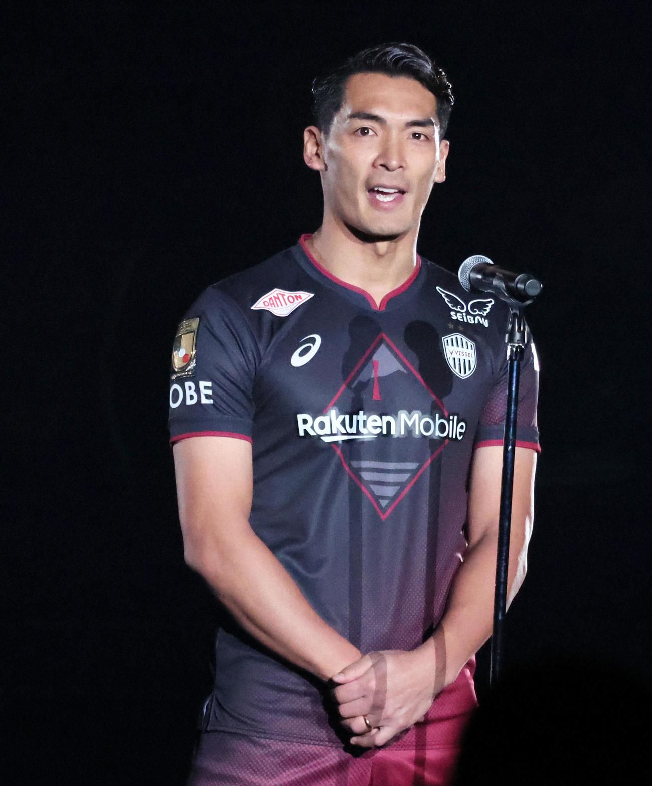 MAKINO JAPAN対KOBE STARS　セレモニーであいさつする槙野（撮影・加藤哉）