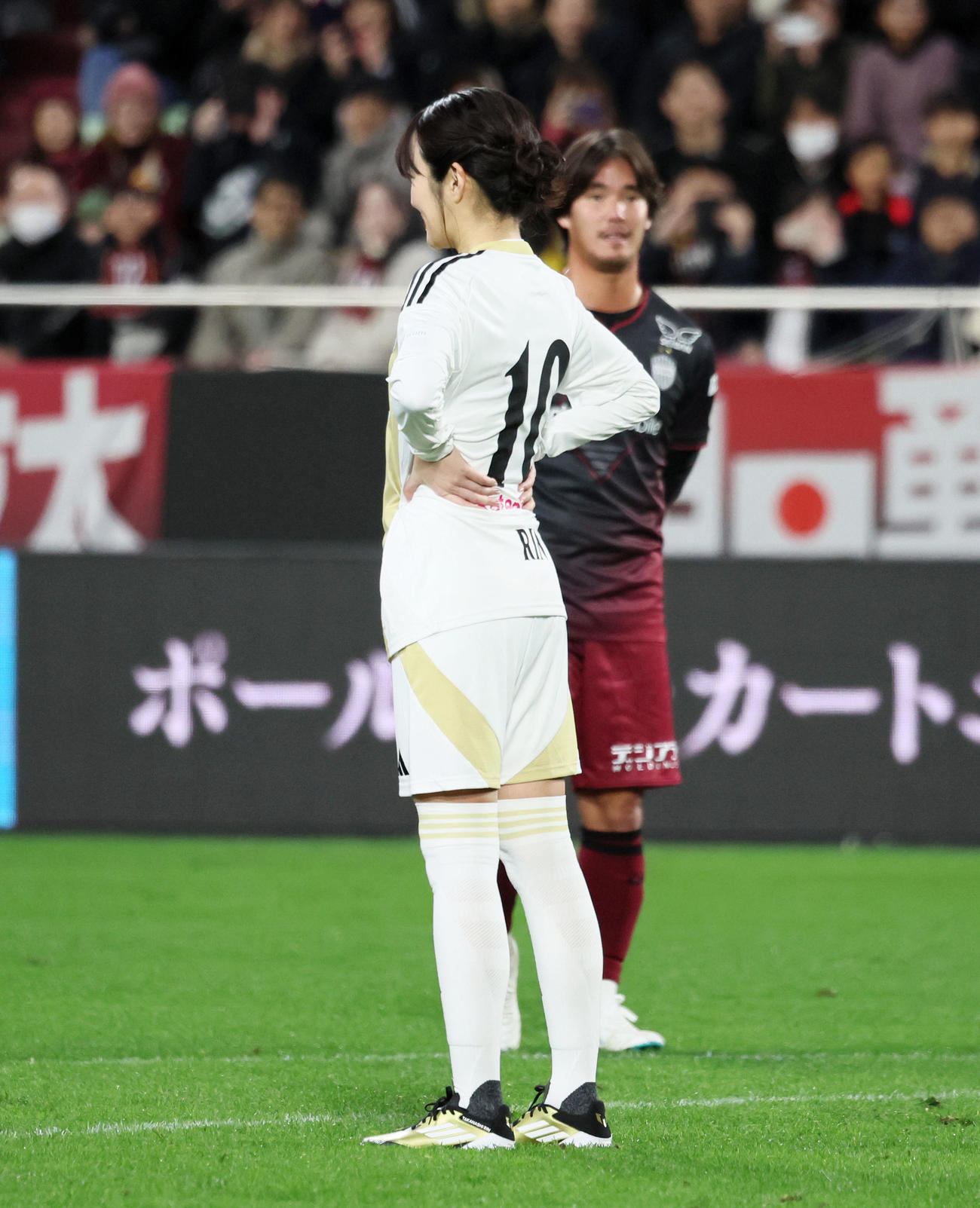 MAKINO JAPAN対KOBE STARS　後半、途中出場したMAKINO JAPANの高梨臨は槙野のルーティンをマネてPKに挑む（撮影・加藤哉）