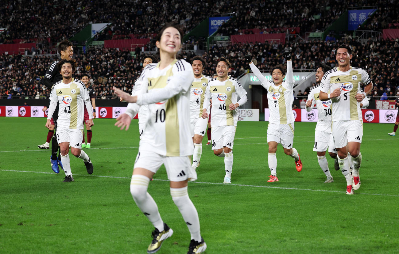 MAKINO JAPAN対KOBE STARS　後半、MAKINO JAPANの高梨臨（左）がPKを決め笑顔で駆け寄る夫の槙野（撮影・加藤哉）