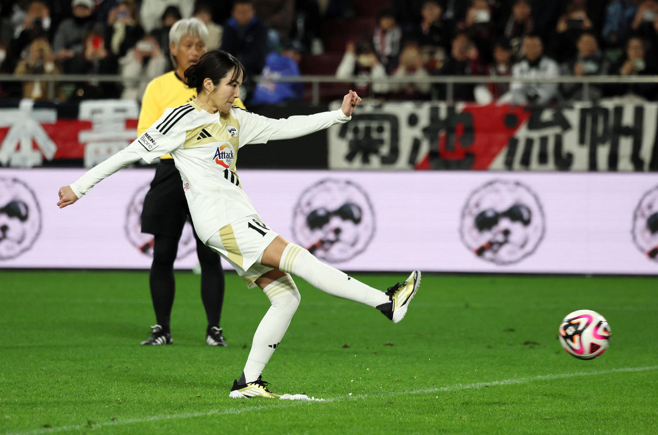 MAKINO JAPAN対KOBE STARS　後半、MAKINO JAPANの高梨臨がPKゴールを決める（撮影・加藤哉）