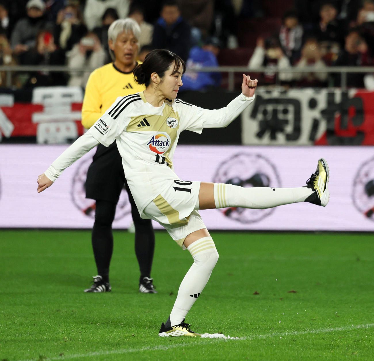 MAKINO JAPAN対KOBE STARS　後半、MAKINO JAPANの高梨臨がPKゴールを決める（撮影・加藤哉）