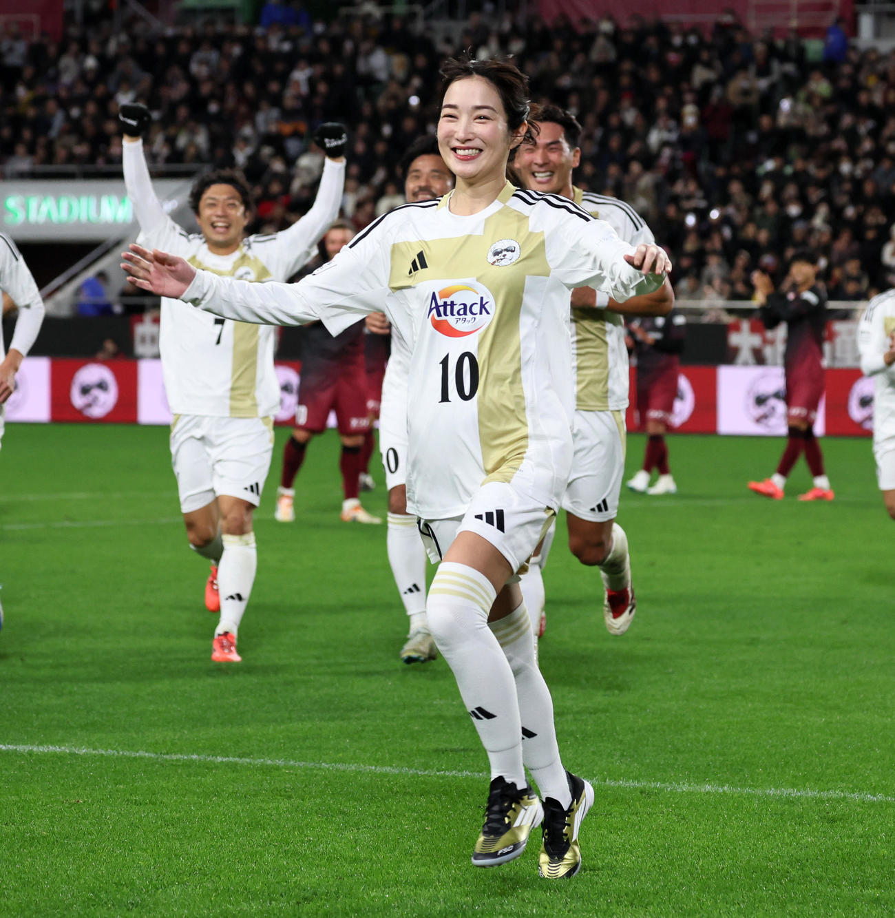 MAKINO JAPAN対KOBE STARS　後半、MAKINO JAPANの高梨臨（左）がPKを決め笑顔で駆け出す。右は夫の槙野（撮影・加藤哉）