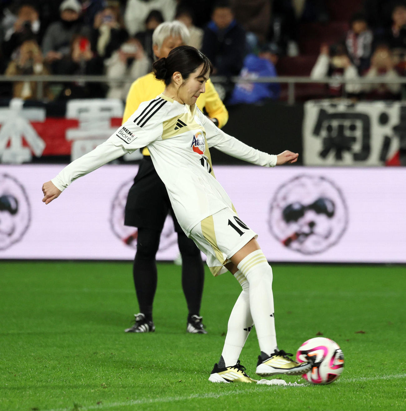 MAKINO JAPAN対KOBE STARS　後半、MAKINO JAPANの高梨臨がPKゴールを決める（撮影・加藤哉）