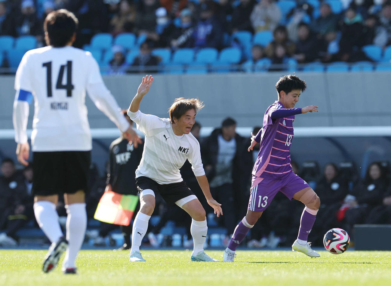 中村憲剛引退試合　エキシビションマッチ　なでしこフレンズ対ケンゴフレンズ　京川舞（右）にプレスをかける中西哲生（撮影・宮地輝）
