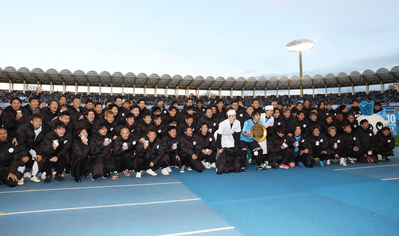中村憲剛引退試合　試合後、すしおけを持ち記念撮影する中村憲剛（中央）ら（撮影・宮地輝）