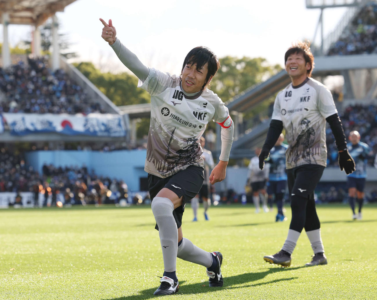 中村憲剛引退試合　JAPANフレンズ　ブルー対ホワイト　PKを決め「サンキュー」とゴールパフォーマンスする中村憲剛（撮影・宮地輝）