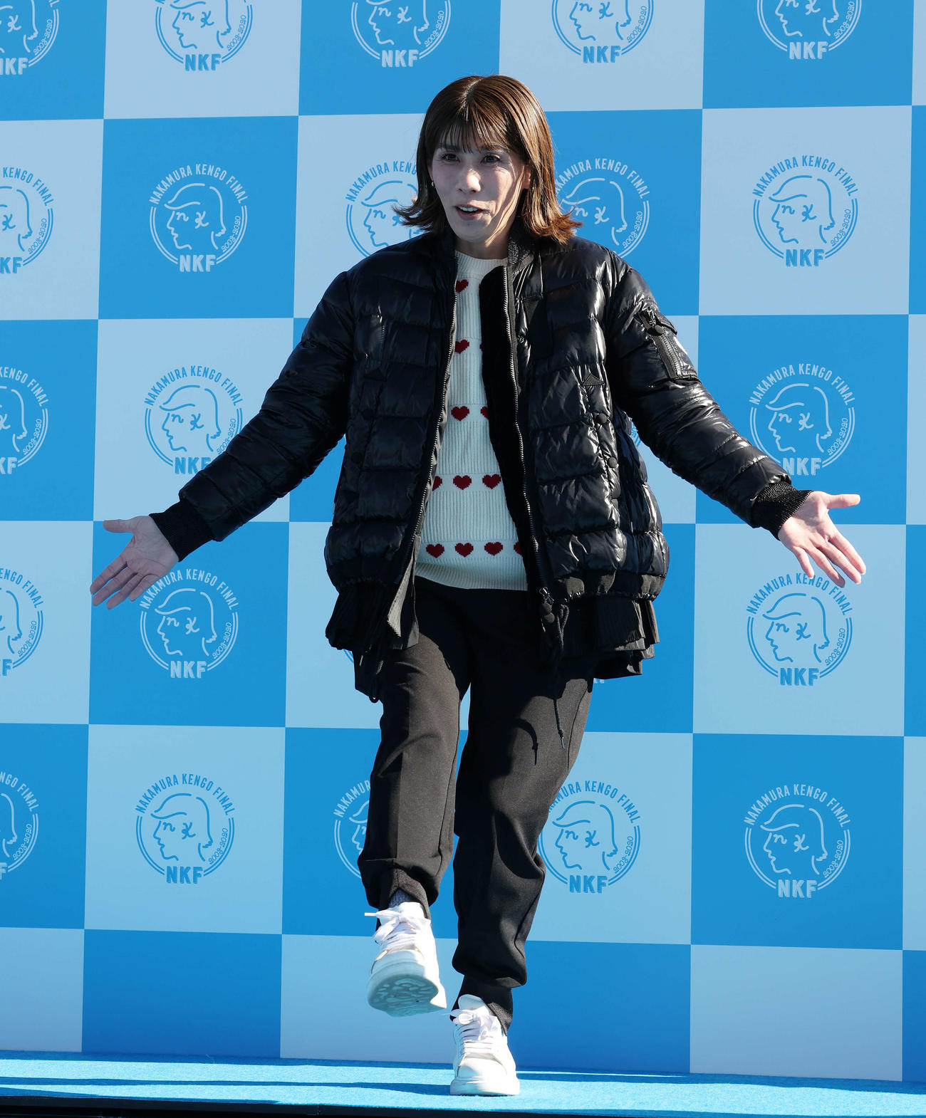 中村憲剛引退試合　ブルーカーペットで「けんござんまい」ポーズをとる吉田沙保里（撮影・宮地輝）