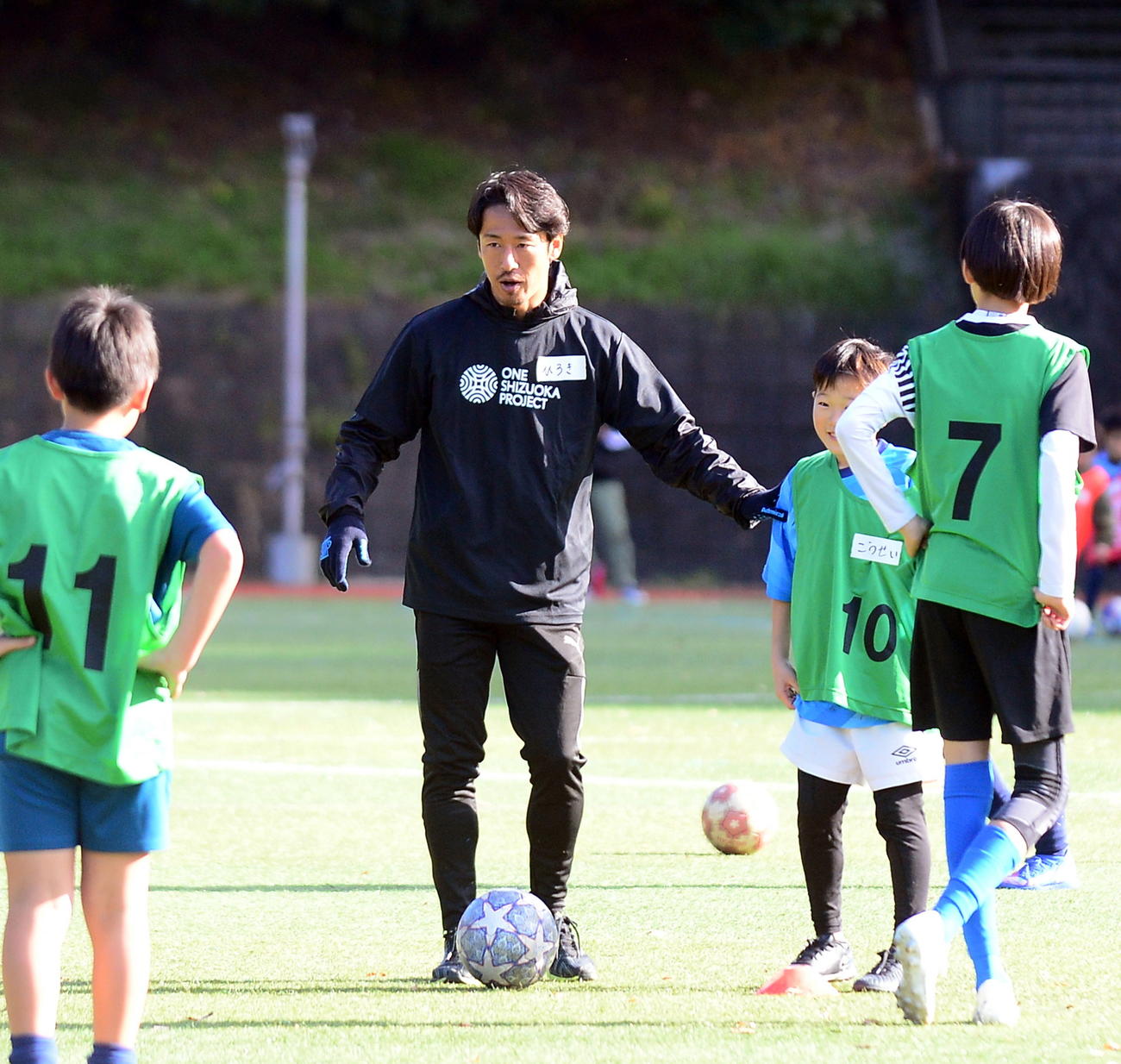 参加者に助言する山田