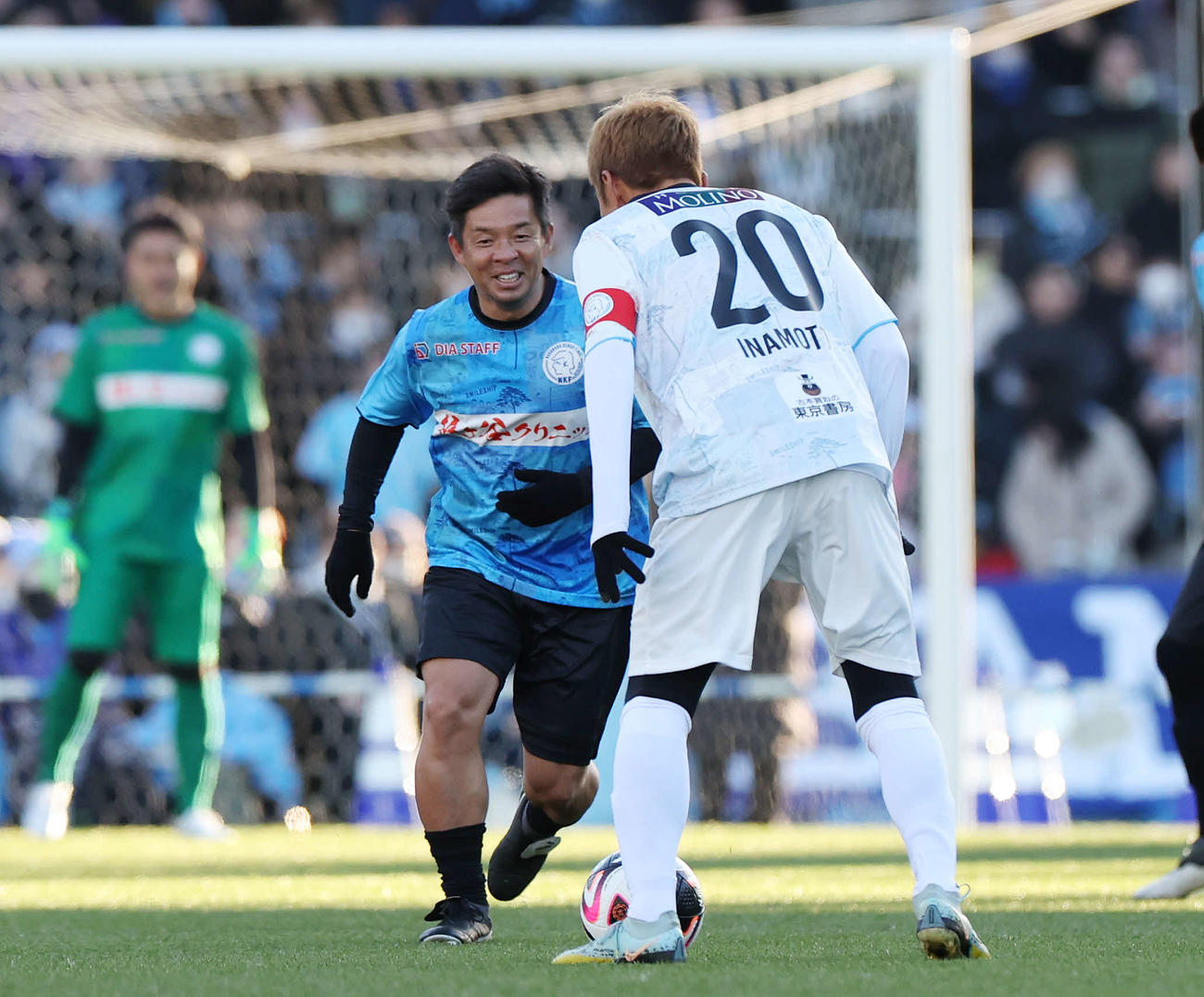中村憲剛引退試合　KAWASAKIフレンズ　ブルー対ホワイト　稲本潤一（手前）にプレスをかける鬼木達（撮影・宮地輝）