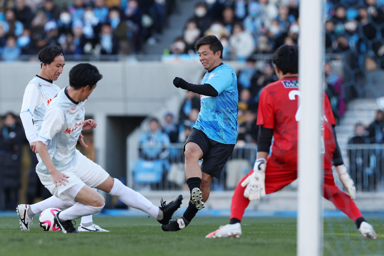 中村憲剛引退試合　KAWASAKIフレンズ　ブルー対ホワイト　攻め込む鬼木達（左から3人目）（撮影・宮地輝）