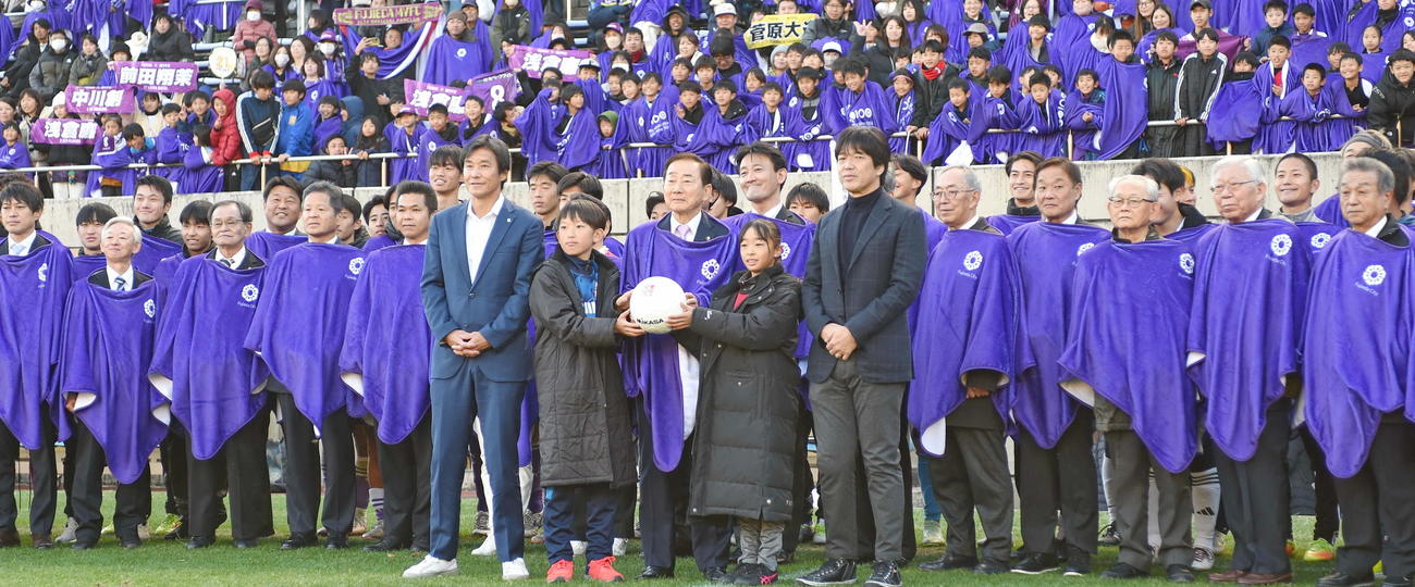 北村正平市長（最前列中央）と記念撮影に納まる、中山雅史（同左）と名波浩（同右）