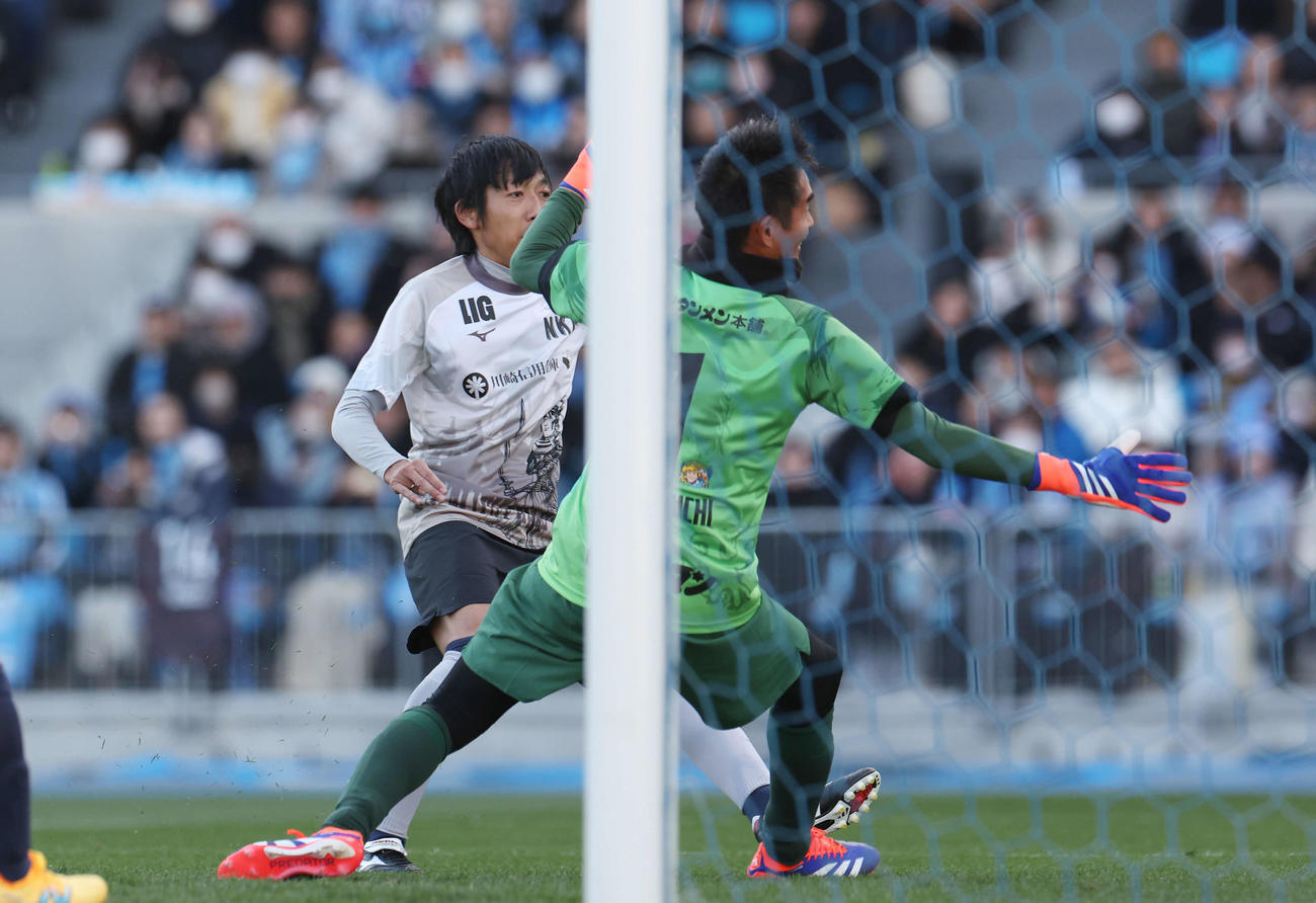 中村憲剛引退試合　JAPANフレンズ　ブルー対ホワイト　自身3点目のゴールを決める中村憲剛（撮影・宮地輝）