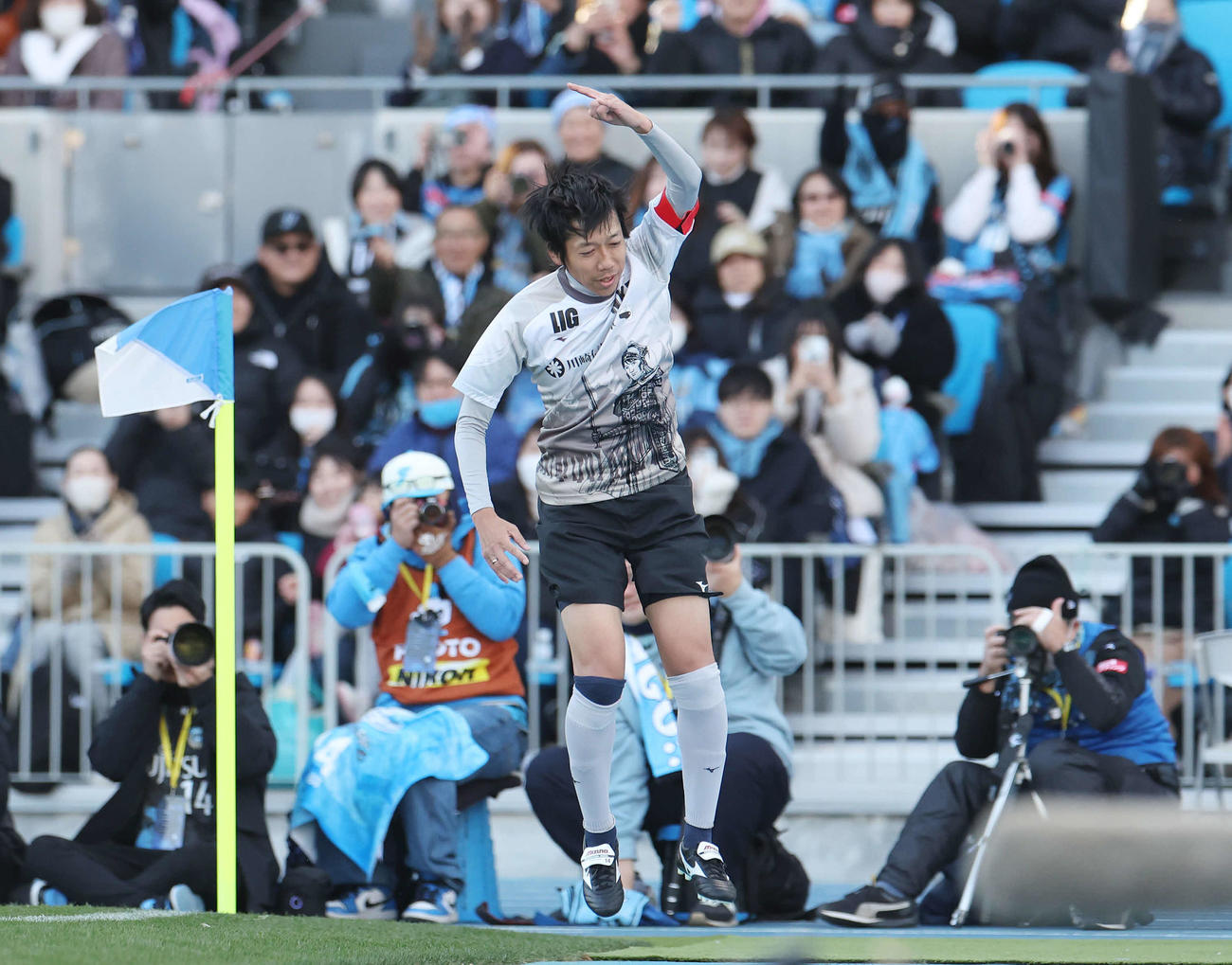 中村憲剛引退試合　JAPANフレンズ　ブルー対ホワイト　自身3点目のゴールを決め「ジャスティス」とゴールパフォーマンスする中村憲剛（撮影・宮地輝）